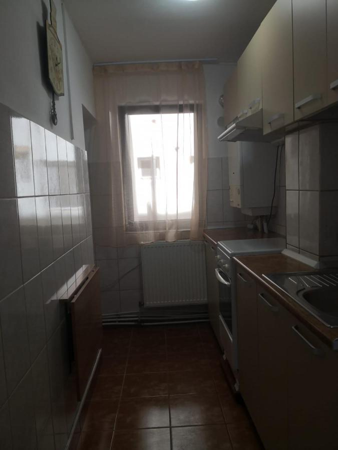 Apartament Cu Doua Camere Targu Jiu Bagian luar foto