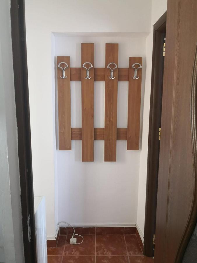 Apartament Cu Doua Camere Targu Jiu Bagian luar foto
